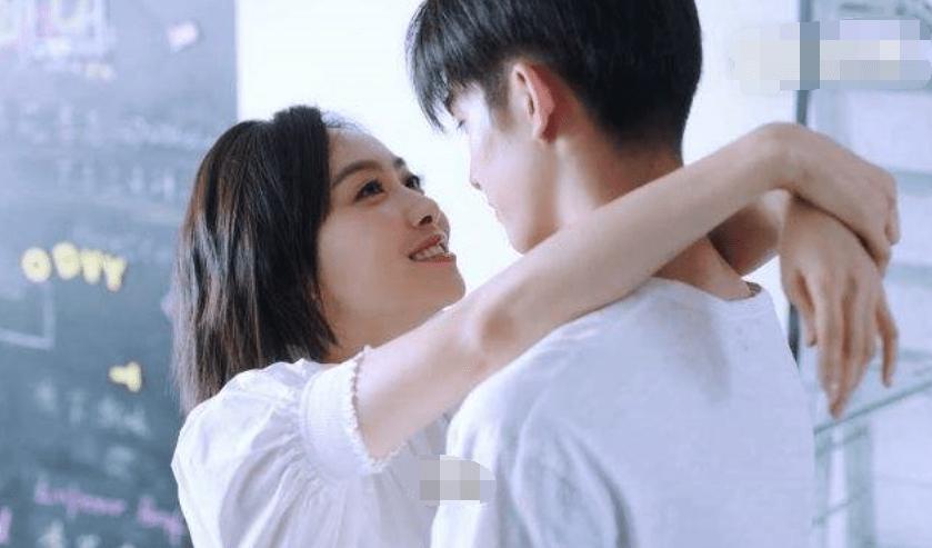 老人乘扶梯不慎摔倒,身后女子迅速上前拼尽全力撑住